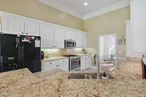 Kitchen - 345 Avalon Way, Brandon, MS 39047 photo 4 of 4