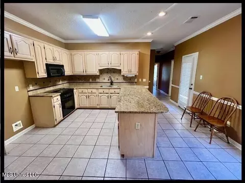Kitchen - 4790 Conner Dr, Hernando, MS 38632 photo 3 of 4