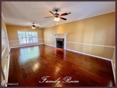 Living - 4790 Conner Dr, Hernando, MS 38632 photo 2 of 2