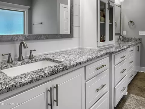 Bath - 183 Cornerstone Dr, Brandon, MS 39042 photo 1 of 6