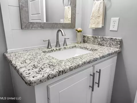 Bath - 183 Cornerstone Dr, Brandon, MS 39042 photo 5 of 6