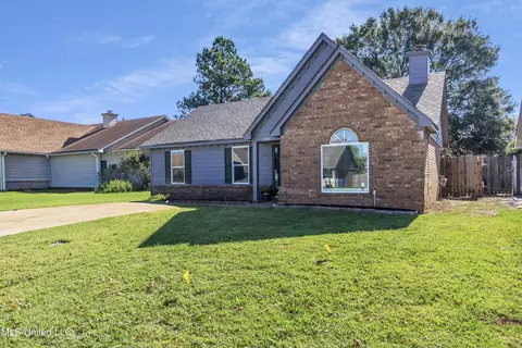7088 Foxhall Dr, Horn Lake, MS 38637