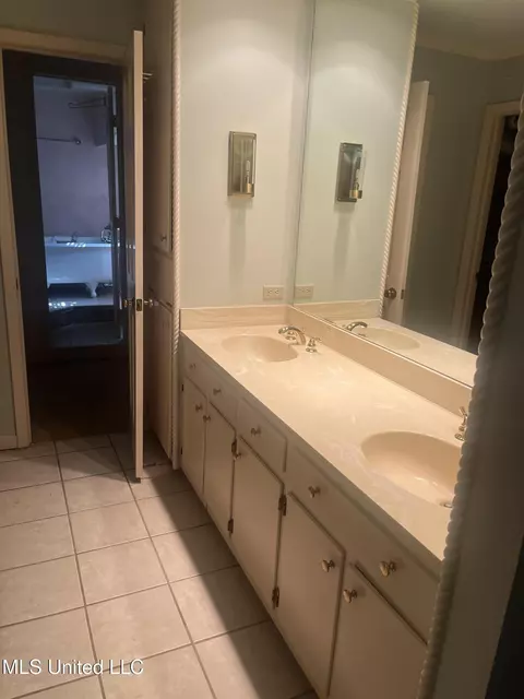 Bath - 50 Woodridge Pl, Jackson, MS 39211 photo 2 of 3