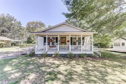 325 Hamilton St, Holly Springs, MS 38635