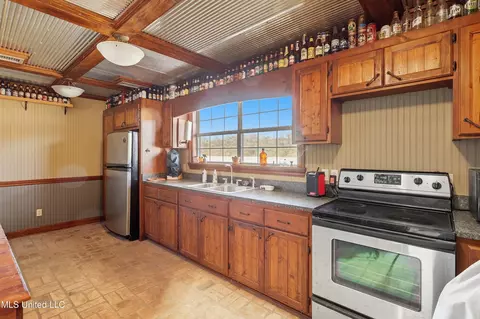 Kitchen - 130 Deer Ridge Rd, Brandon, MS 39042 photo 5 of 6