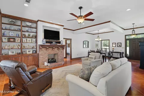 Living - 130 Deer Ridge Rd, Brandon, MS 39042 photo 2 of 3
