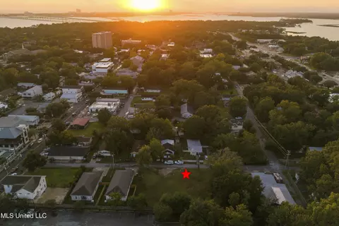 818 Handy Ave, Ocean Springs, MS 39564