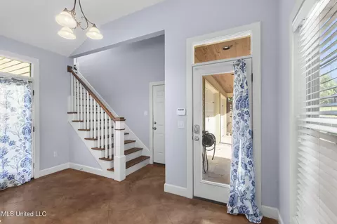 Entry Way - 115 Ashley Dr, Brandon, MS 39042 photo 8 of 9