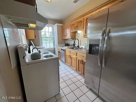 Kitchen - 1116 Main St, Natchez, MS 39120 photo 2 of 4