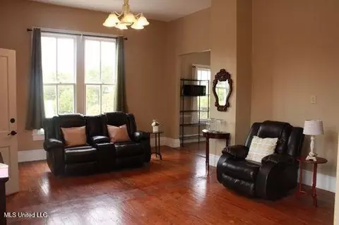 Living - 1116 Main St, Natchez, MS 39120 photo 1 of 3