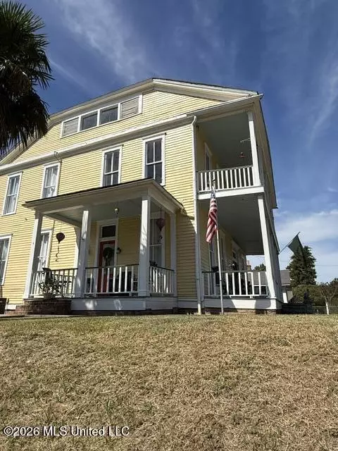 Exterior - 1116 Main St, Natchez, MS 39120 photo 11 of 12
