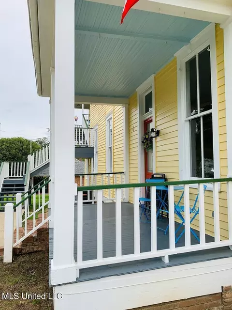 Exterior - 1116 Main St, Natchez, MS 39120 photo 11 of 12