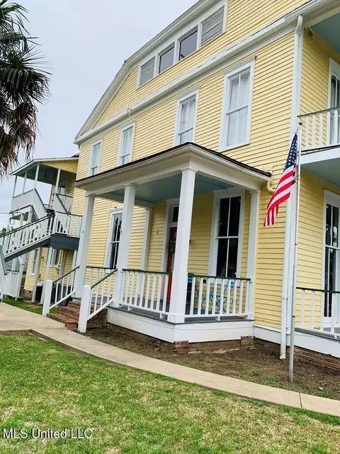 Exterior - 1116 Main St, Natchez, MS 39120 photo 7 of 12