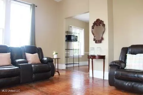 Living - 1116 Main St, Natchez, MS 39120 photo 2 of 3