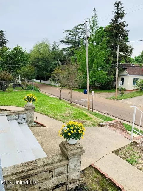 Exterior - 1116 Main St, Natchez, MS 39120 photo 5 of 12