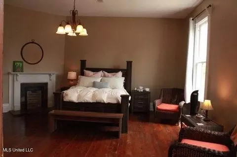 Bedroom - 1116 Main St, Natchez, MS 39120 photo 3 of 8