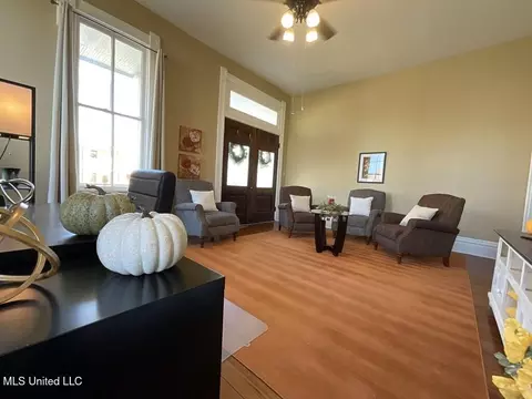 Living - 1116 Main St, Natchez, MS 39120 photo 3 of 3