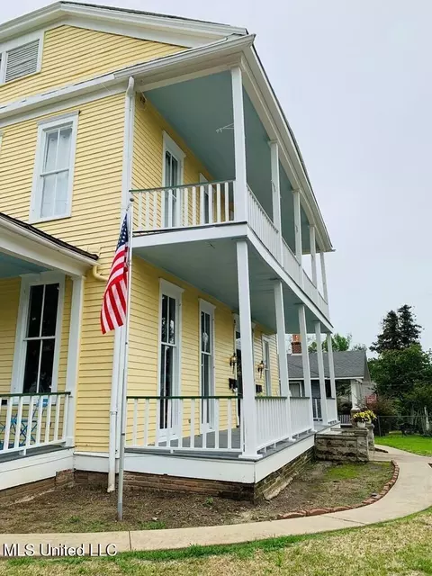 Exterior - 1116 Main St, Natchez, MS 39120 photo 9 of 12