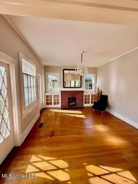 Living - 511 Madison St, Natchez, MS 39120 photo 2 of 3