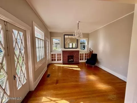 Living - 511 Madison St, Natchez, MS 39120 photo 1 of 3
