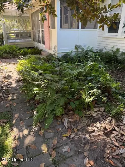 Exterior - 511 Madison St, Natchez, MS 39120 photo 7 of 15