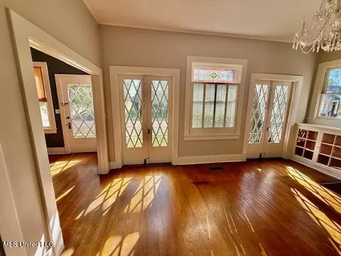 Living - 511 Madison St, Natchez, MS 39120 photo 3 of 3