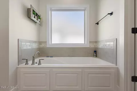 Bath - 115 Hampstead Dr, Madison, MS 39110 photo 1 of 3