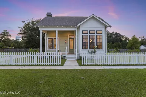 435 Bills Ave, Ocean Springs, MS 39564