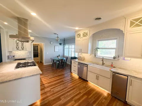 Kitchen - 11 Moss Forest Cir, Jackson, MS 39211 photo 5 of 7