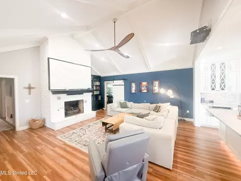 Living - 11 Moss Forest Cir, Jackson, MS 39211 photo 2 of 4
