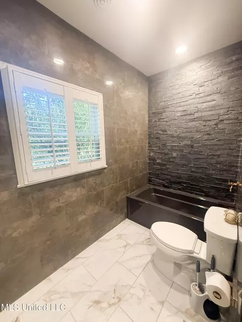 Bath - 11 Moss Forest Cir, Jackson, MS 39211 photo 6 of 9