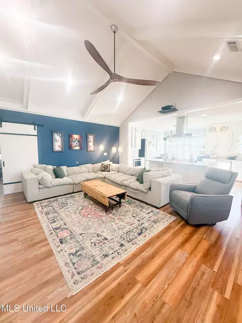Living - 11 Moss Forest Cir, Jackson, MS 39211 photo 1 of 4