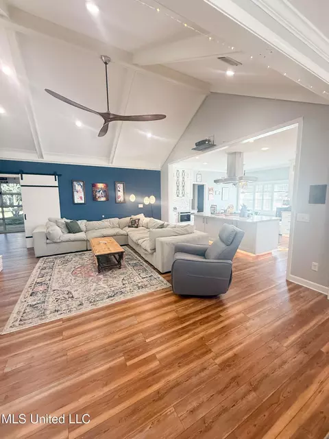 Living - 11 Moss Forest Cir, Jackson, MS 39211 photo 4 of 4