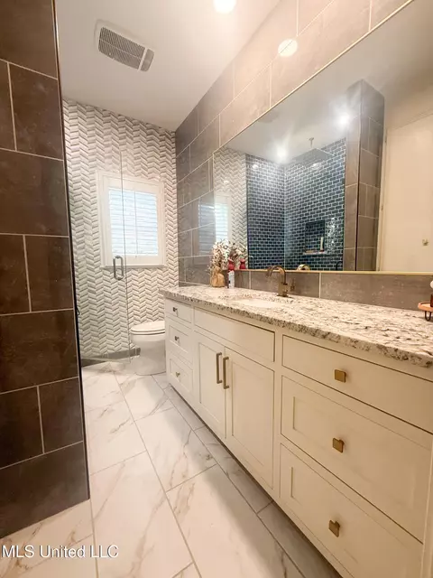 Bath - 11 Moss Forest Cir, Jackson, MS 39211 photo 2 of 9