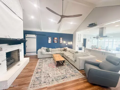 Living - 11 Moss Forest Cir, Jackson, MS 39211 photo 3 of 4