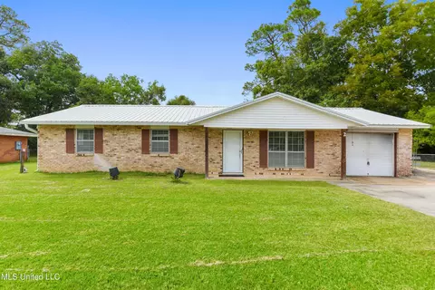2 Sandalwood Ct, D'iberville, MS 39540