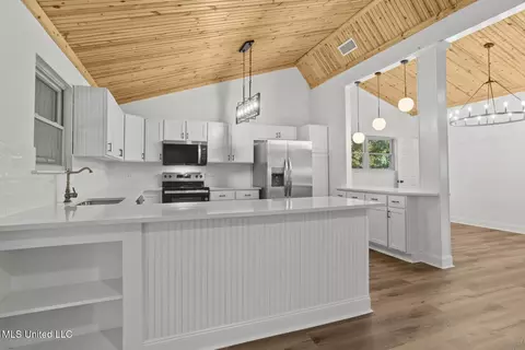 Kitchen - 22 Fox Glen Cv, Brandon, MS 39042 photo 2 of 3