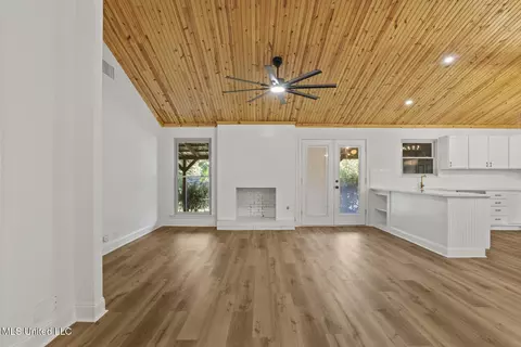 Living - 22 Fox Glen Cv, Brandon, MS 39042 photo 2 of 2