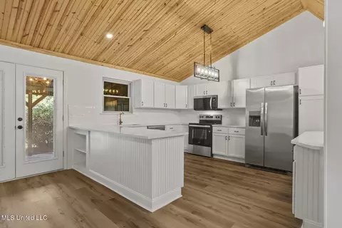 Kitchen - 22 Fox Glen Cv, Brandon, MS 39042 photo 1 of 3
