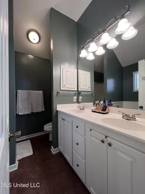 Bath - 414 Oak Bend Bnd, Brandon, MS 39047 photo 1 of 4