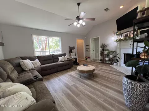 Living - 414 Oak Bend Bnd, Brandon, MS 39047 photo 2 of 2
