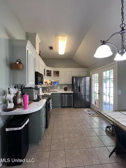 Kitchen - 414 Oak Bend Bnd, Brandon, MS 39047 photo 2 of 2