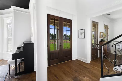 Entry Way - 566 E Shadow View Dr, Hernando, MS 38632 photo 1 of 4
