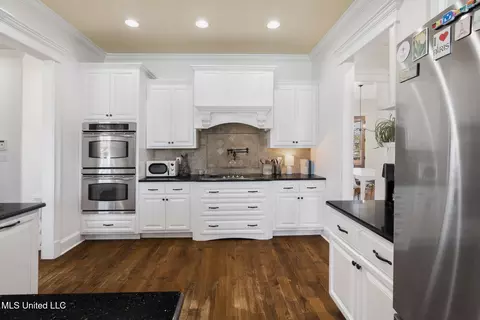 Kitchen - 566 E Shadow View Dr, Hernando, MS 38632 photo 2 of 4