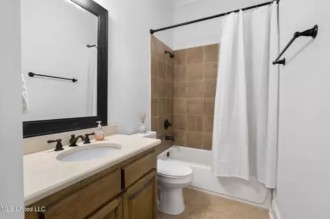 Bath - 566 E Shadow View Dr, Hernando, MS 38632 photo 1 of 6