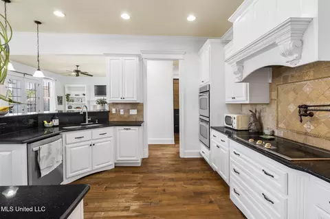 Kitchen - 566 E Shadow View Dr, Hernando, MS 38632 photo 3 of 4