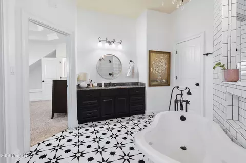 Bath - 566 E Shadow View Dr, Hernando, MS 38632 photo 4 of 6