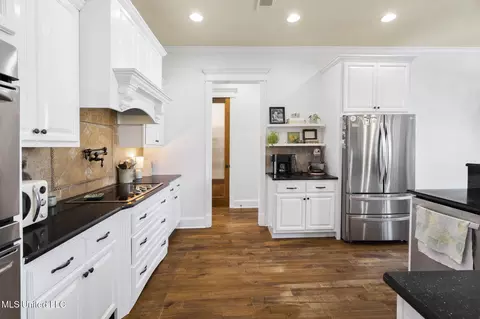 Kitchen - 566 E Shadow View Dr, Hernando, MS 38632 photo 4 of 4