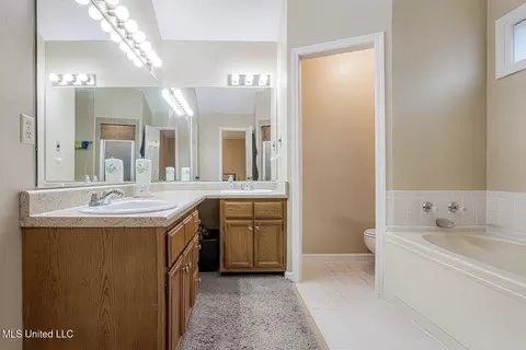 Bath - 9800 Cherokee Dr, Olive Branch, MS 38654 photo 2 of 3