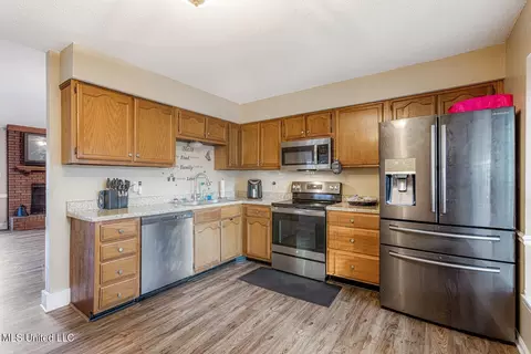 Kitchen - 9800 Cherokee Dr, Olive Branch, MS 38654 photo 2 of 3